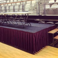 Podiumrok 80cm hoog x 410cm bordeaux