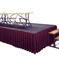 Podiumrok 80cm hoog x 410cm bordeaux