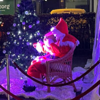 Grote kerstman zittend in stoel