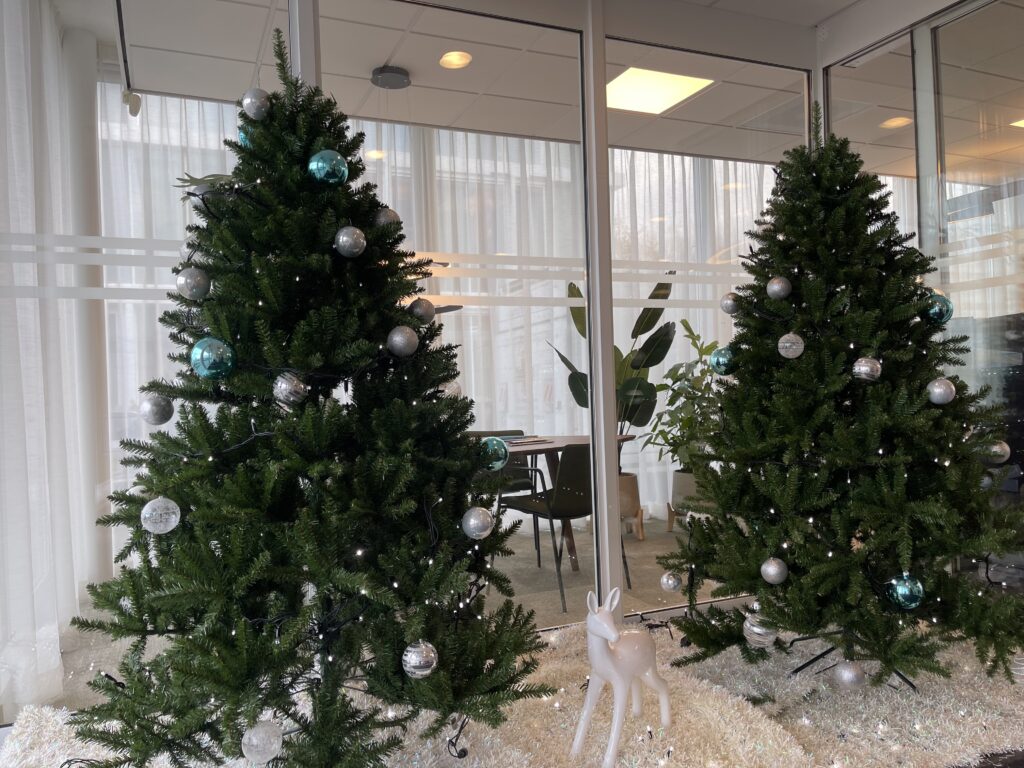 Kerstsfeer entree bedrijf